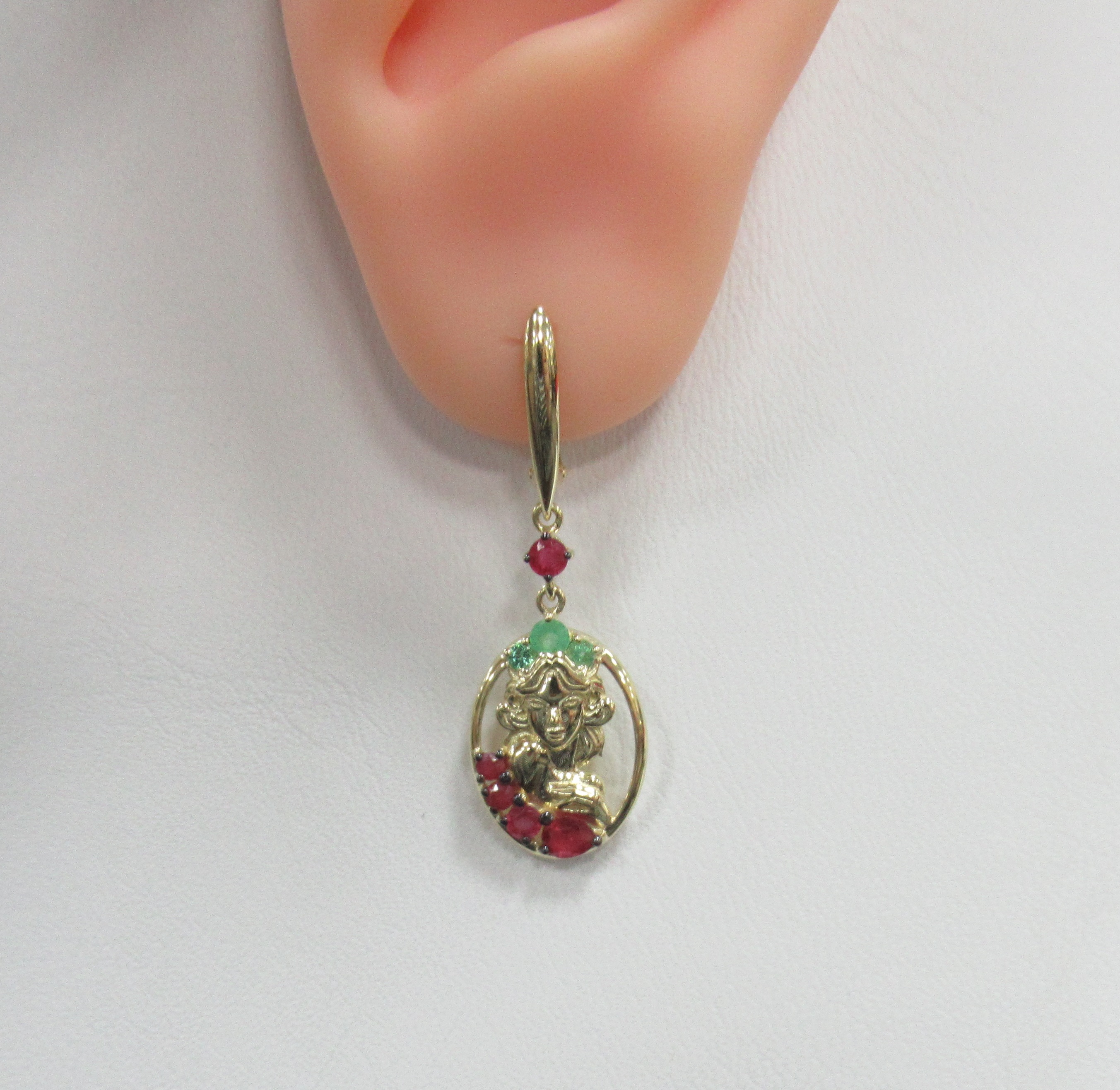 Серьги из желтого золота с изумрудами и рубинами